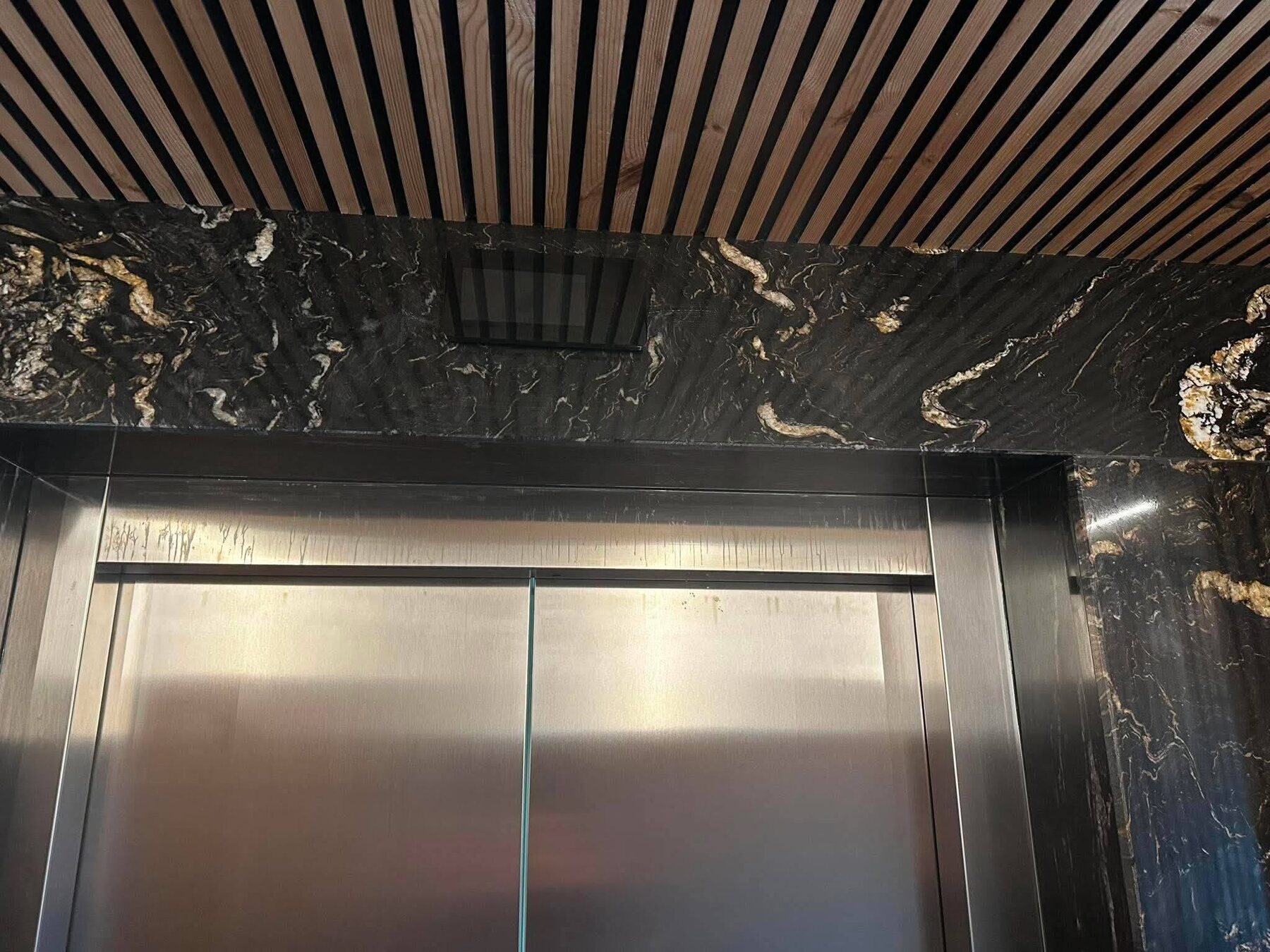 Roostevabast terasest lift enne detailpuhastust