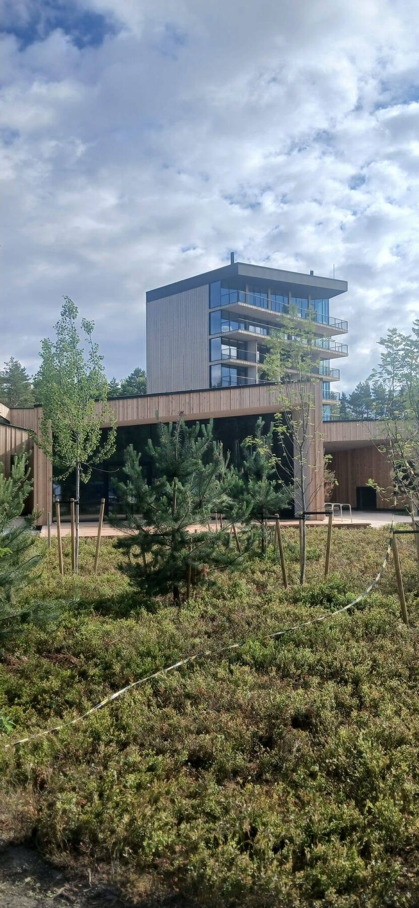 Valminud puitfassaadiga hoone looduslikus keskkonnas