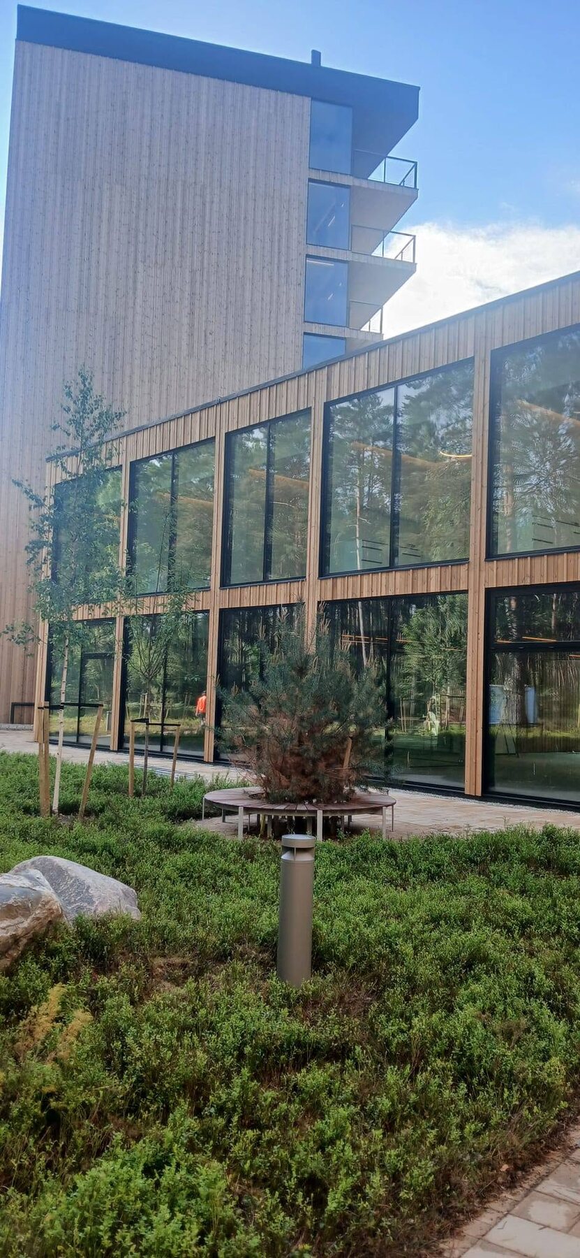 Valminud puitfassaad panoraamklaasidega